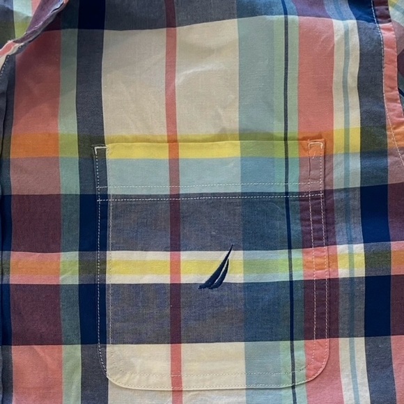 Nautica Men Shirt Size Large Red Blue White Plaid Short Sleeve Button Down - Picture 4 of 6